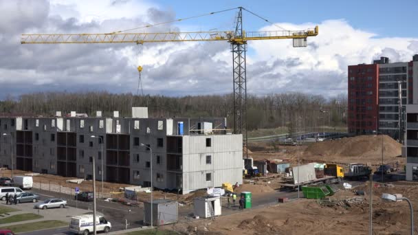 Canteiro de obras com guindaste e trabalhadores de construção de casa plana. 4K — Vídeo de Stock