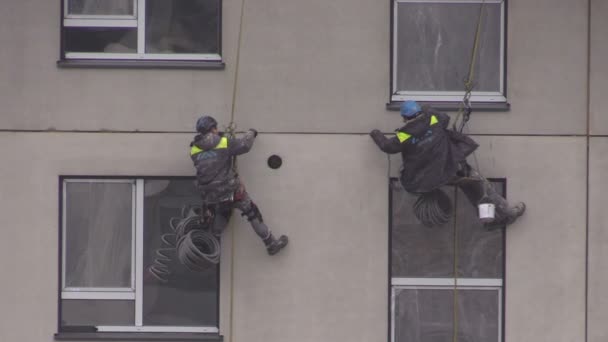 Trabalhadores com equipamento especial de aquecimento nova parede da casa — Vídeo de Stock