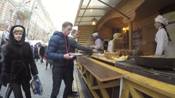 Los clientes compran comida recién horneada de cocinero en tienda al aire libre — Vídeos de Stock