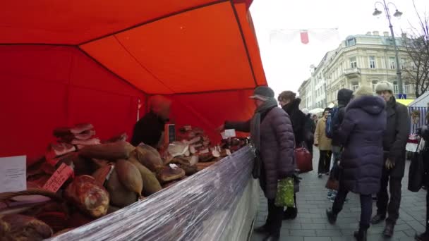Γυναίκα αγοράζουν φυσικό καπνιστό κρέας στην δίκαιη αγορά τροφίμων — Αρχείο Βίντεο