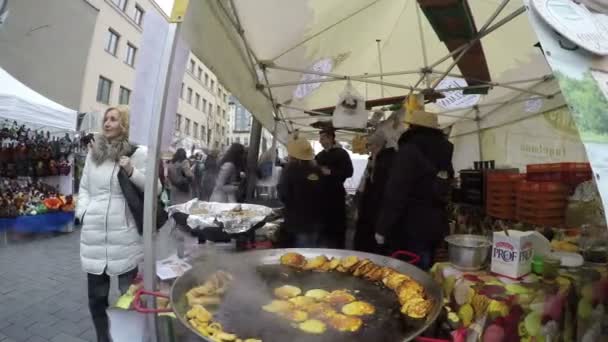Potato pancakes baked in large pan outdoor kitchen. 4K — Stock Video