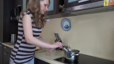 kadın çekme spagetti pot mutfak dışında. Yemek hazırlığı.