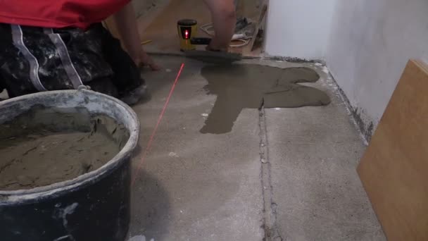 杂工工人镘传播瓷砖粘贴砂浆 — 图库视频影像