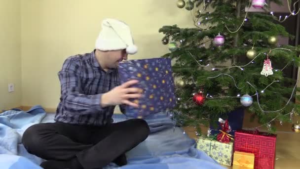 Heureux famille mari attraper boîte cadeau et mettre sous arbre de Noël — Video