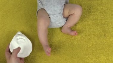 Yeni doğan bebek yakınındaki anne koymak ayak ve palmiye işareti