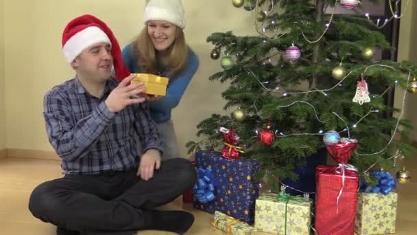 Hübsche Frau schenkt Schal zu Weihnachten für ihren Mann — Stockvideo