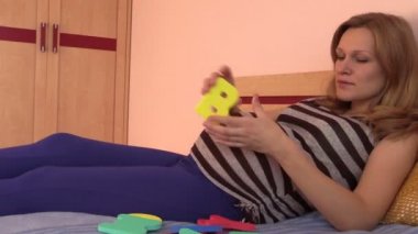 hamile kadın bekliyor erkek.