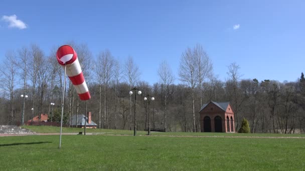 A manga de ar windsock mostra a direção do vento no parque. 4K — Vídeo de Stock