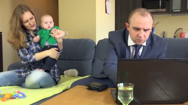 Épouse avec bébé et mari inquiet planifier le budget familial. 4K — Video