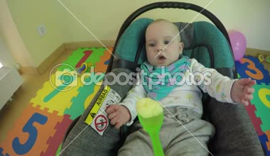 Yeni doğan bebek içindeki kaşık ve patates püre ile beslemek. 4k