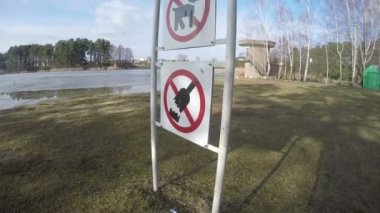 İşaretler lake yakınındaki yasaklayan. Hayır hiç alkol yok çöp köpekler. 4k
