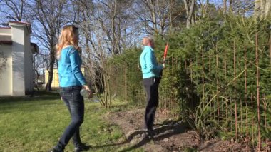 Dikkatli kadın eşi yorgun koca için şişe su getir. 4k