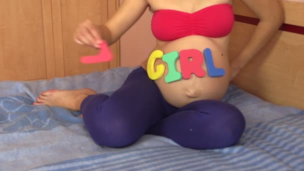 Femme avec fille mot sur le ventre dans 7 septième mois de grossesse — Video