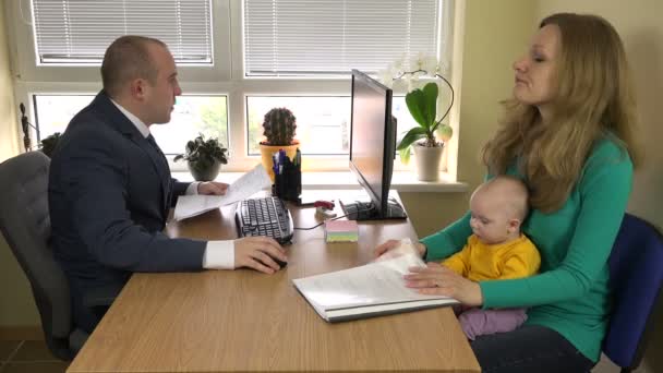Kvinna med baby ge expediten kommenderar man kuvert med muta. 4k — Stockvideo