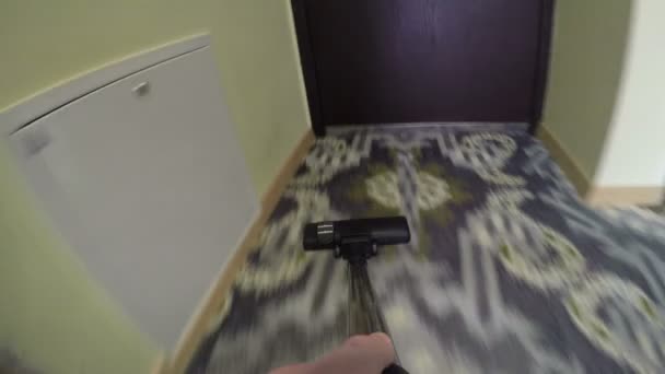 Porszívó porszívó piszkos tarka szőnyeget. 4k — Stock videók