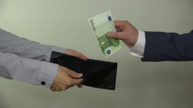 Adam koca 100 yüz euro banknot kadın eşi cüzdan koymak. 4k
