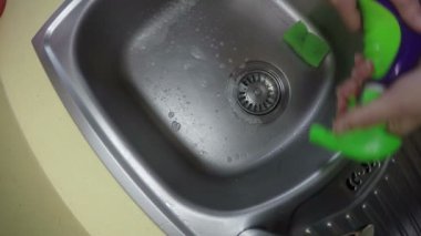 sünger yıkama lavabo ile ver. 4k