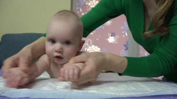 Mujer tierna ejercicio bebé hijo manos en la cama. Recién nacido sonriente. 4K — Vídeos de Stock