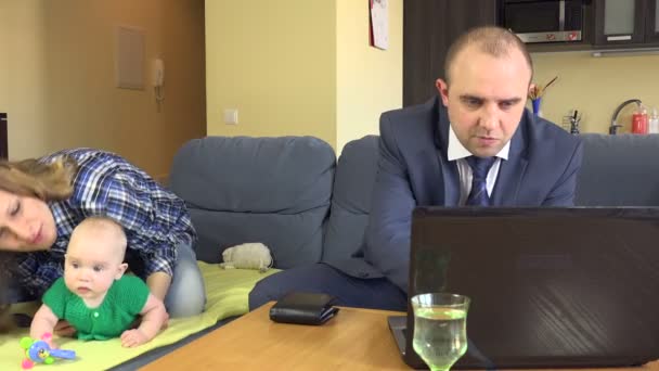 Lycklig familj med baby planering budget. 4k — Stockvideo