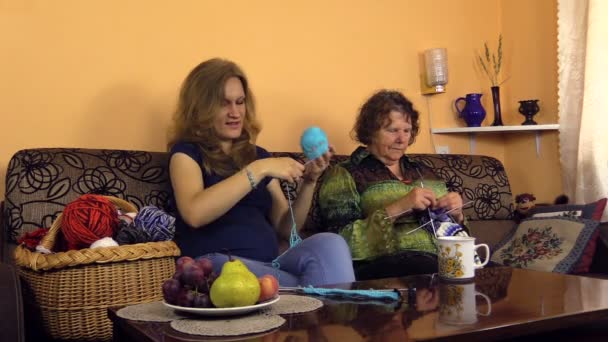 女人风纱成球和奶奶完成羊毛针织的袜子 — 图库视频影像