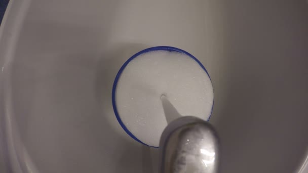 L'acqua scorre nel secchio blu pieno di schiuma di schiuma nel bagno. 4K — Video Stock