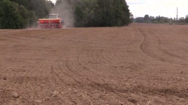 Dünya ve traktör gübre sahada yayılmış. Ekmek bitkileri dikme