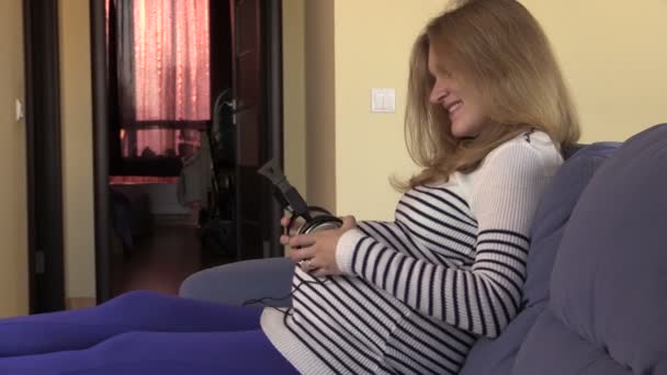 Le futur bébé à naître écoute de la musique. Femme enceinte ventre de fille — Video