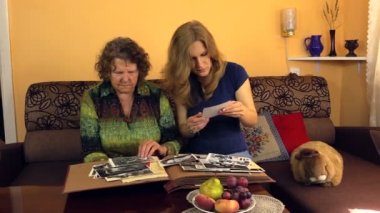 Mutlu kadın kıdemli torunu izle eski albümündeki fotoğrafları ile