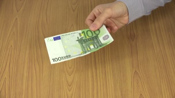 Perempuan tangan ke depan 100 euro uang kertas untuk tangan manusia . — Stok Video