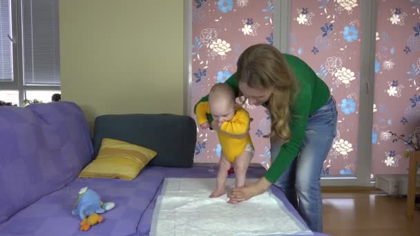 Kvinna med baby pojke son gör stå upp övningar. 4k — Stockvideo