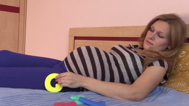 Pregnant woman pick word girl from colorful letters — Stock Video