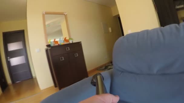 Hombre manos hoovering polvo del sofá con aspiradora. 4K — Vídeo de stock