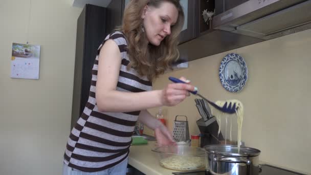 Πάρτε παιχνιδιάρικο γυναίκα έτοιμη μακαρόνια από το δοχείο και γεύση. 4k — Αρχείο Βίντεο