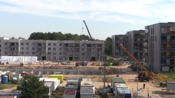 Trabalhos intensivos de construção. Trabalhadores e gruas . — Vídeo de Stock