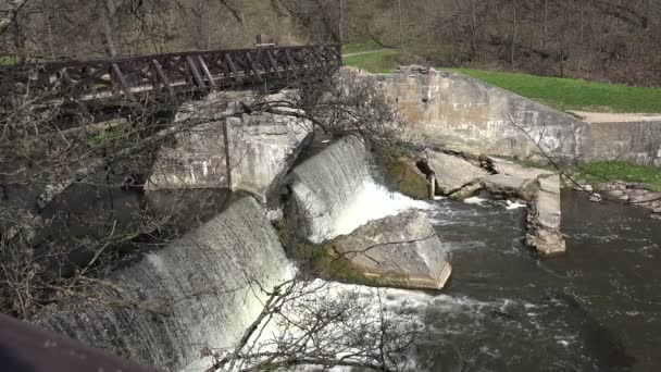 Puente de madera abandonado retro sobre el flujo de agua de la cascada del río. 4K — Vídeo de stock