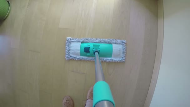 Vrouw dweilen vloer thuis. camera hang op mop handvat. 4k — Stockvideo