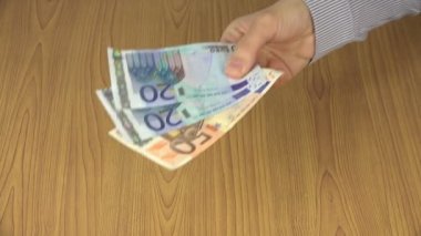 kadın el euro nakit banknot adam için ödemek. 4k