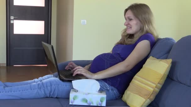 Happy smiling pregnant woman chatting online — Stock Video