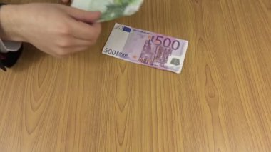 iş adamı Sayın euro nakit para Lirası masa üstünde. 4k