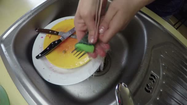 Handen wassen schotel onder stromend water in de gootsteen. 4k — Stockvideo