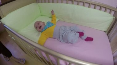 Ağlayan bebek süt tozu karışımı şişeyle sakin. 4k