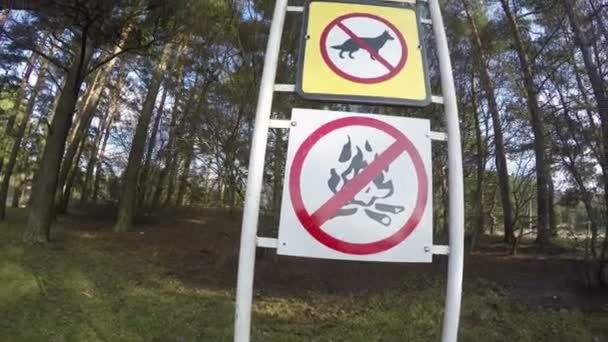 Förbud mot varningsskyltar nära lake. Inga hundar, ingen eld, ingen hoppa till vatten, ingen simning på luftmadrass. 4 k uhd hand skott湖附近的禁止标志。没有狗没有火没有跳水。4 k — 图库视频影像