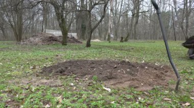 Çiftçi sebze yatağında kompost ile el arabası boşaltın. 4k