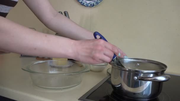 Vrouwelijke handen nemen voorbereide spaghetti van pot tot glazen schotel. 4k — Stockvideo