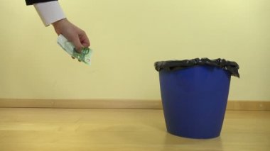 el buruşturun yüz 100 euro banknot ve atmak. 4k