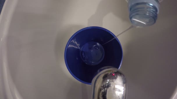 把手把洗涤肥皂倒入水桶和冒泡水渣里。4k — 图库视频影像
