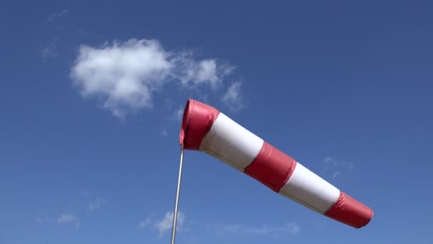 Hareketli hava kollu windsock rüzgar üfleme yönünü göstermektedir. 4k — Stok video