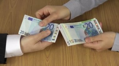 İşler için yasadışı ödeme. El euro banknotlar verin. 4k