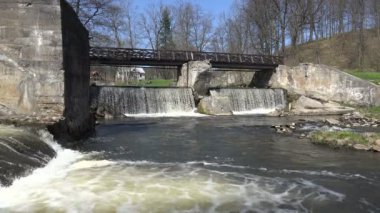 Retro sahipsiz baraj nehir şelale. İnsan doğası. 4k