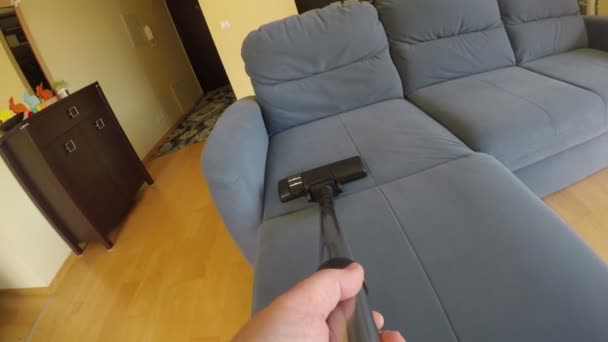 Personel süpürge ile deri kanepe toz hoover. 4k — Stok video